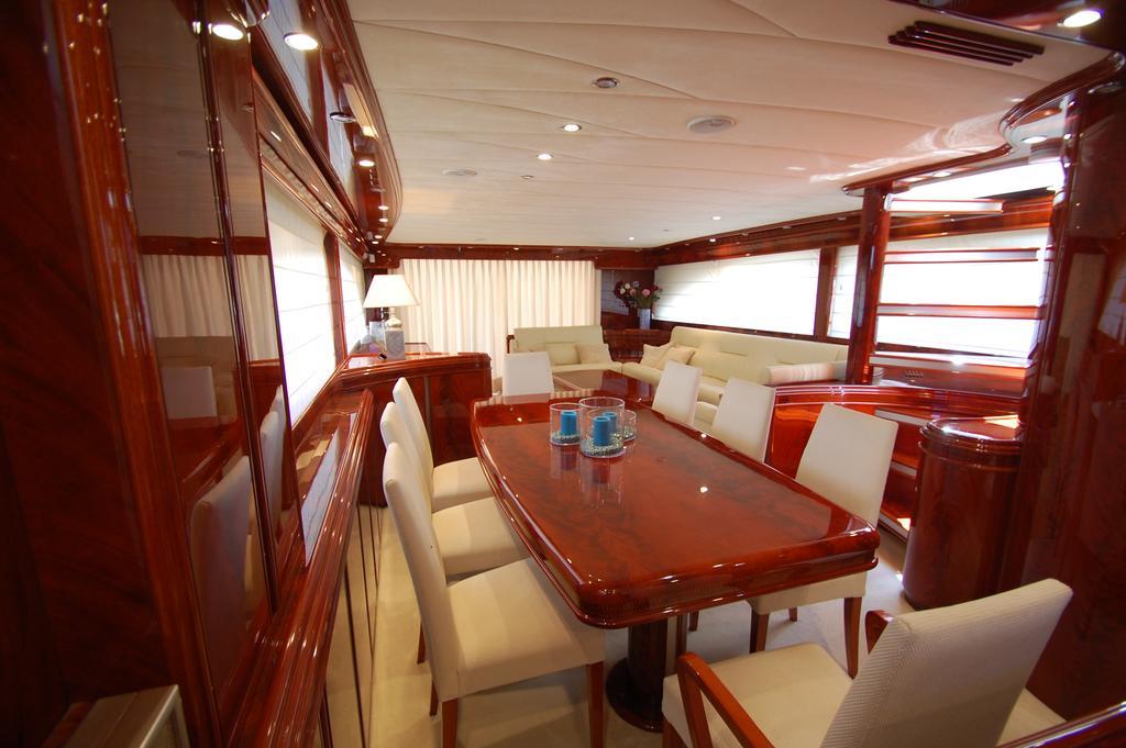 Motor Yacht Dandy Hotel en barco Barcelona